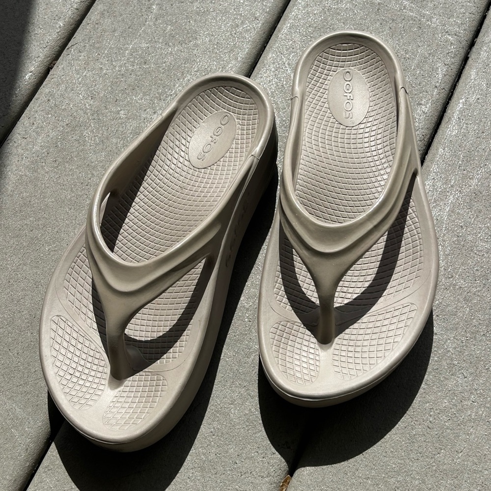 OOFOS Women's Sandals in a very light tan